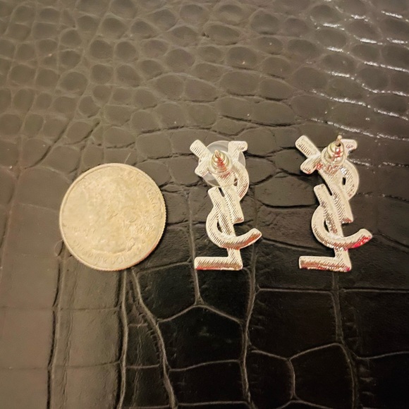 Gorgeous High End Designer Brand - Inspired Earrings - Picture 5 of 5